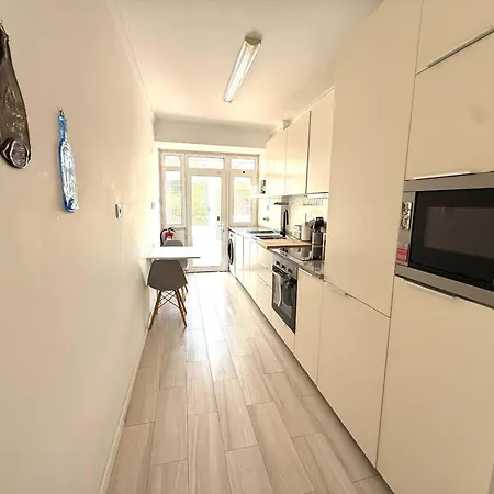 2 Bd By The * Estoril